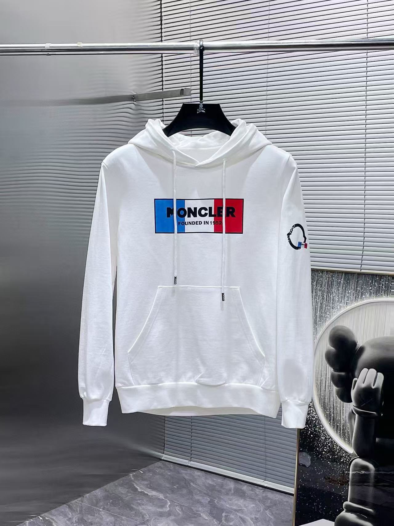 Moncler All — 6e8502b5 angle 1