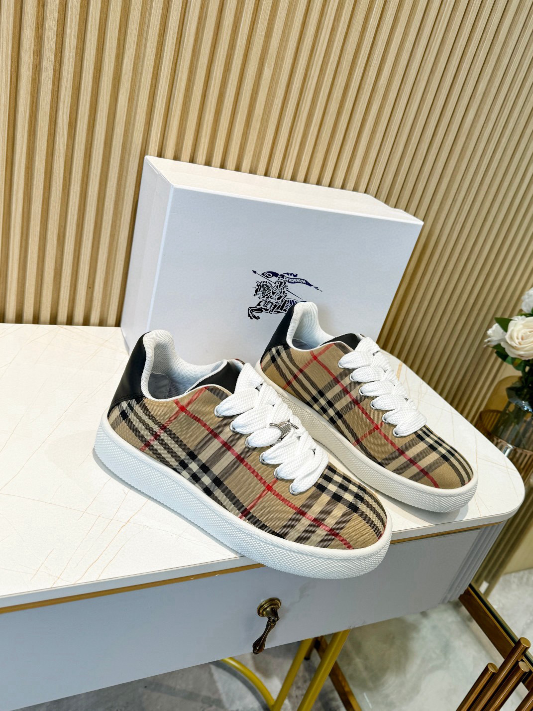 Shoe Burberry shoes — 0e9f1f09 angle 1