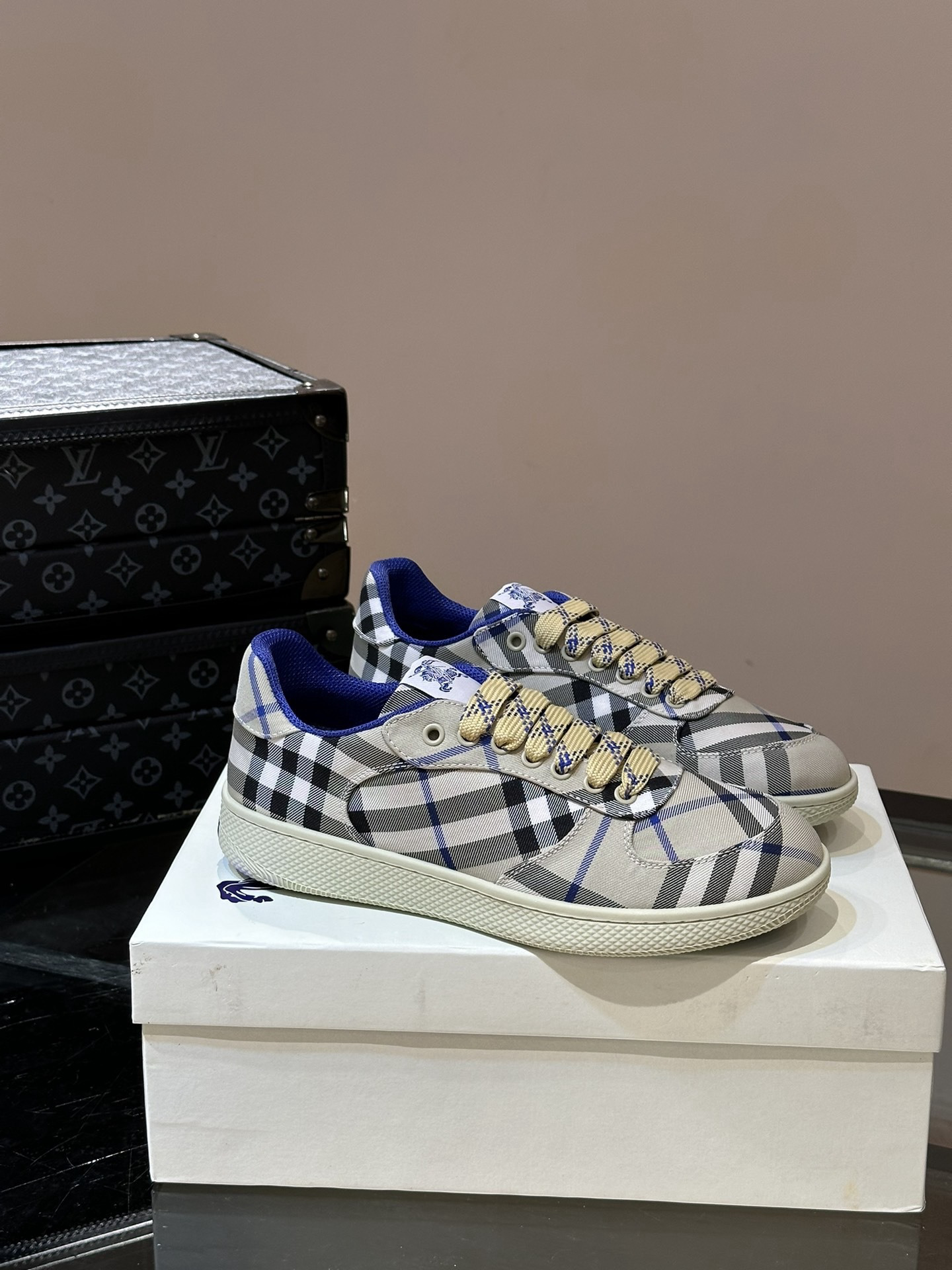 Shoe Burberry shoes — b26a54f8 angle 1