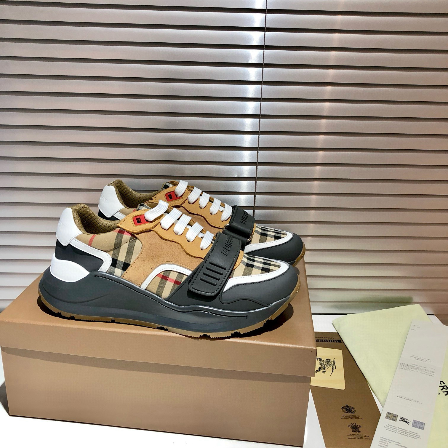 Shoe Burberry shoes — e242a265 angle 1