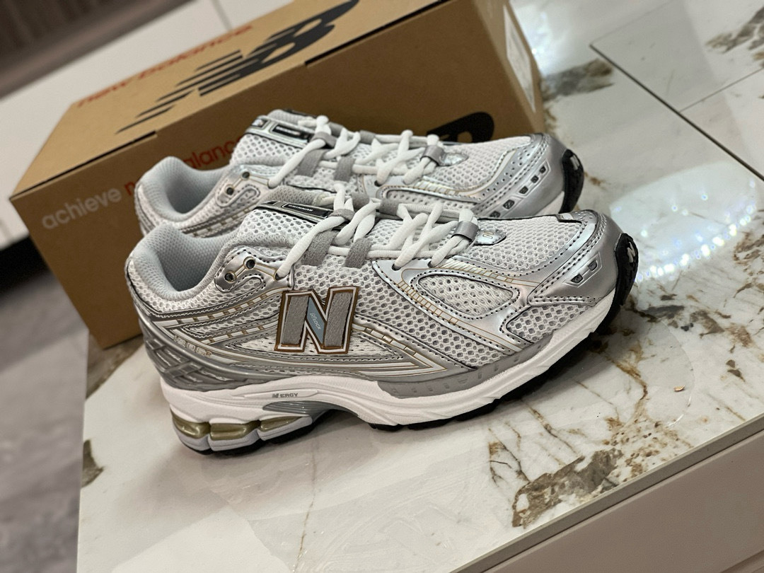 Shoe New Balance sneakers — 9e038606 angle 1