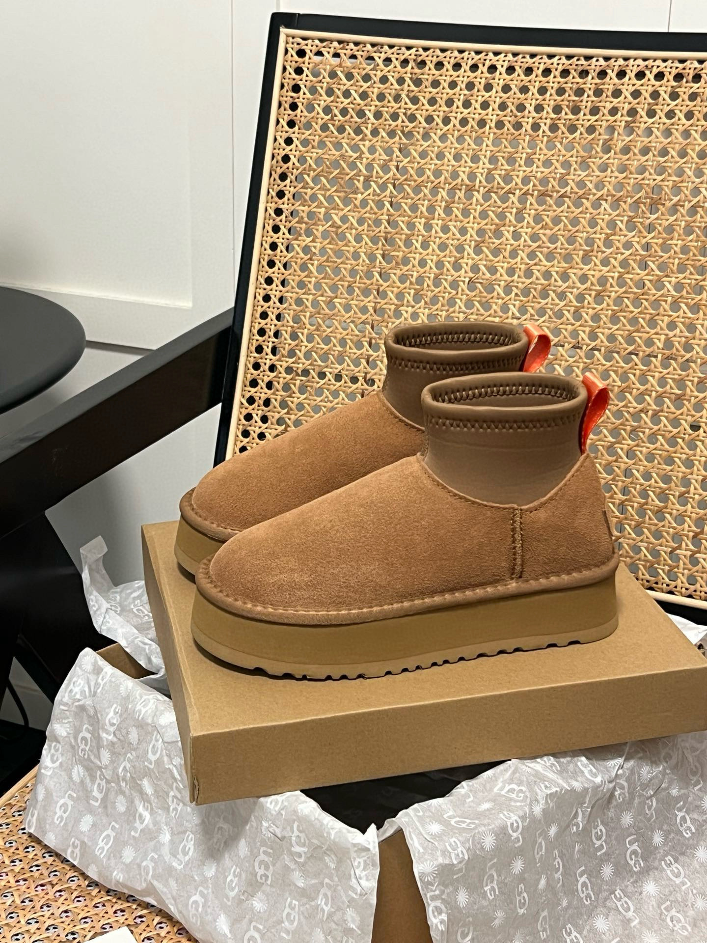 Shoe Ugg series — ba55a762 angle 1