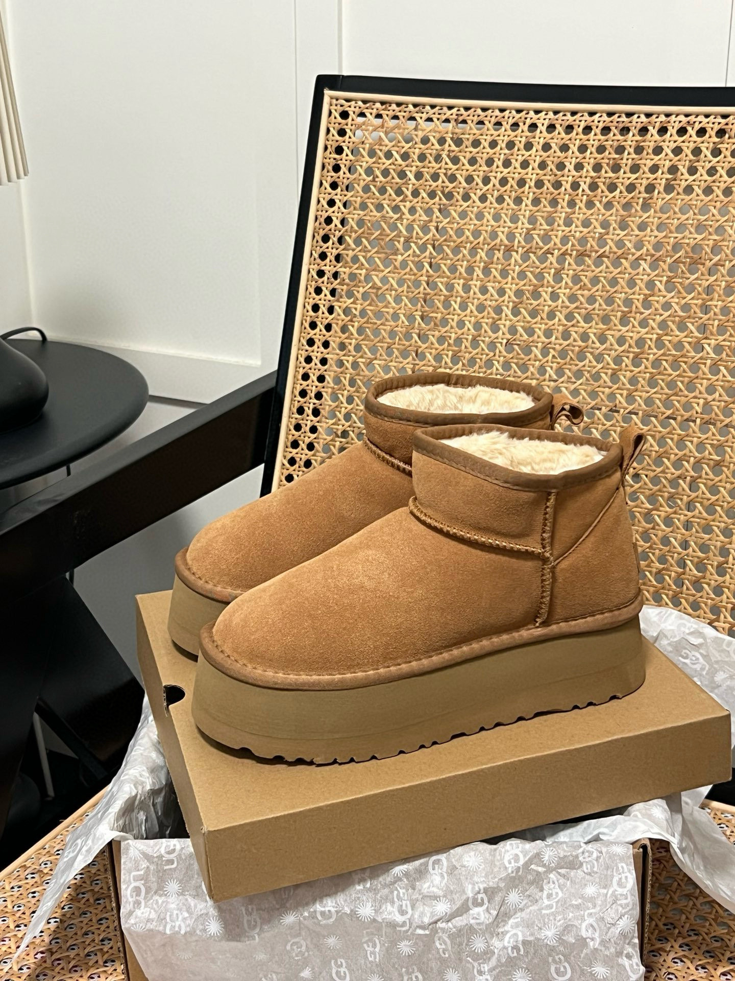 Shoe Ugg series — d9998e24 angle 1