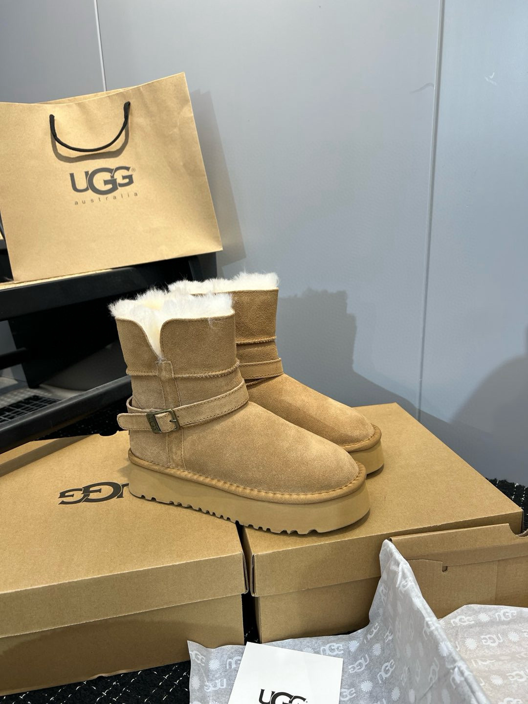 Shoe Ugg series — db62d8f7 angle 1
