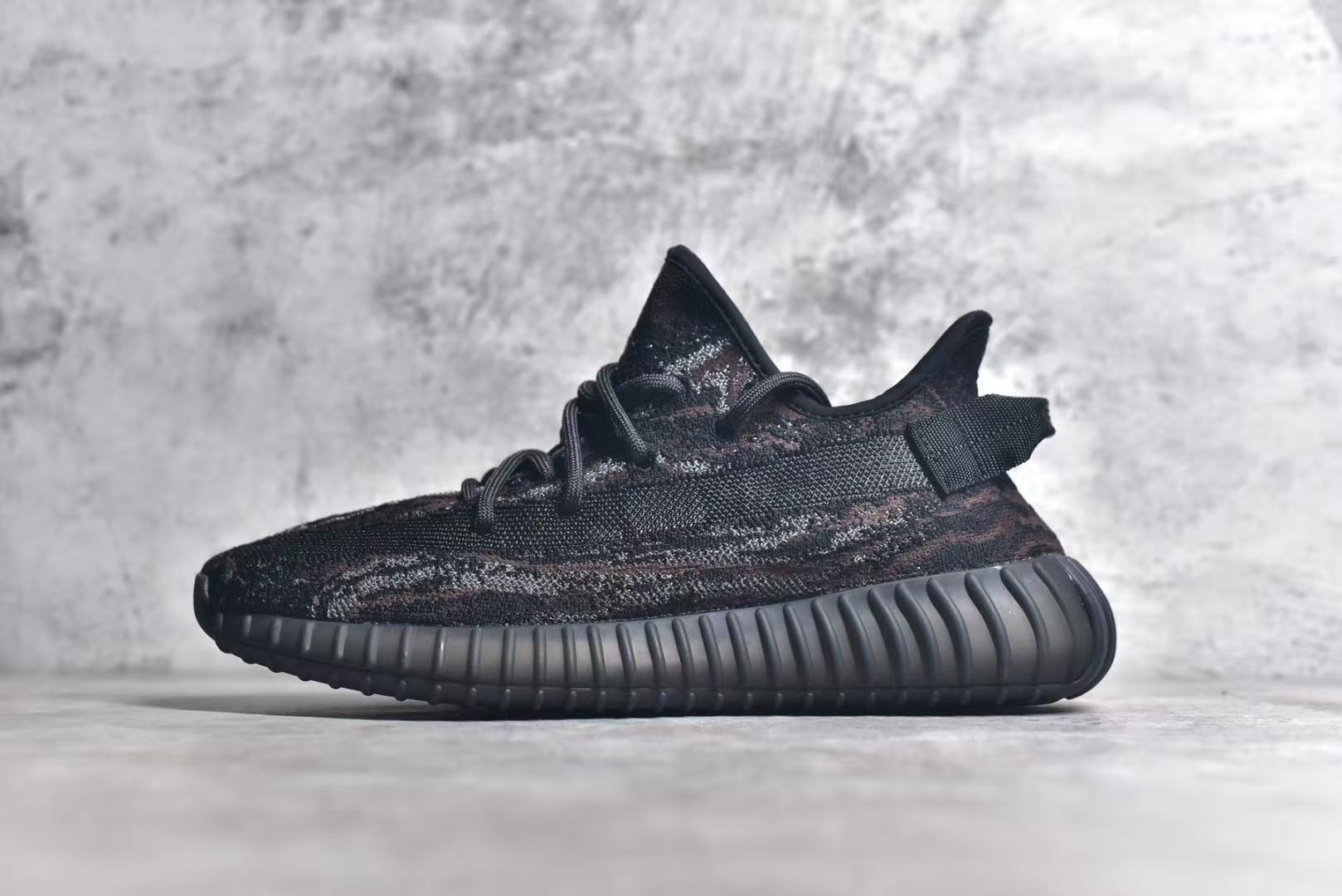 Shoe YEEZY — 777bdfda angle 1